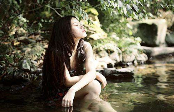 走进男人心底的女人八字特点.jpg