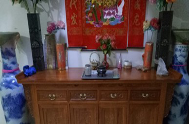 财神桌前摆放鲜花好吗