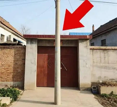 大门前面有电杆有什么影响