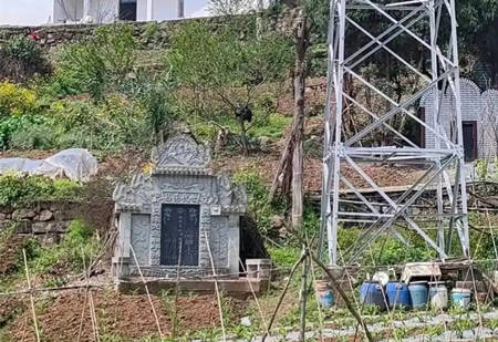 坟头前面有电线杆好不好