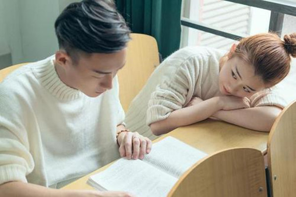 爱情中比较主动的女命八字特征